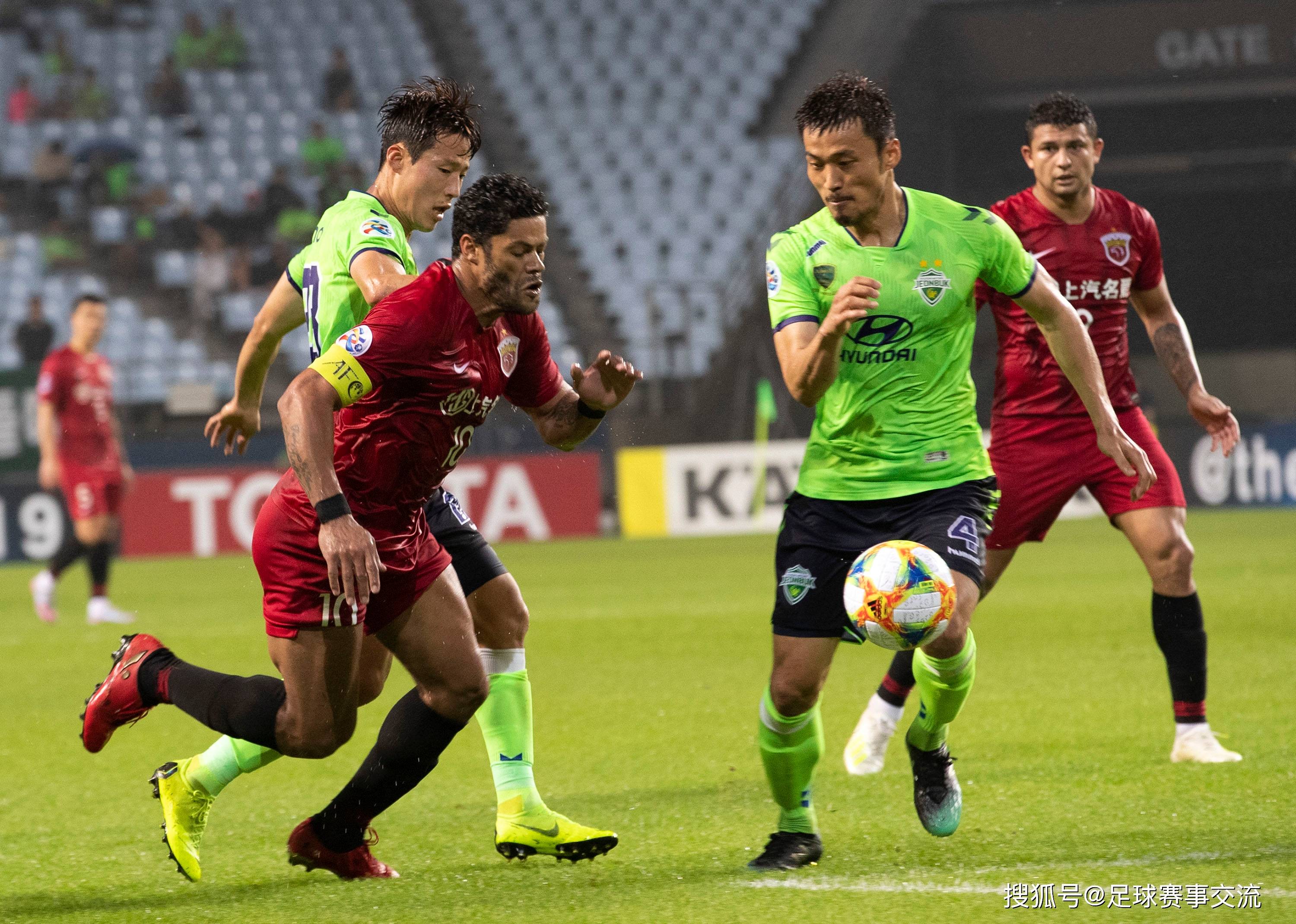 足球比赛热火朝天进行，观众满载而归