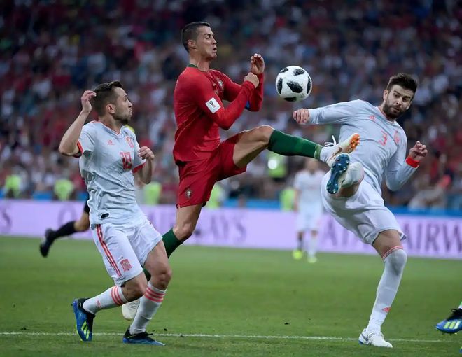 精彩足球对决揭晓，球员技艺尽显的简单介绍