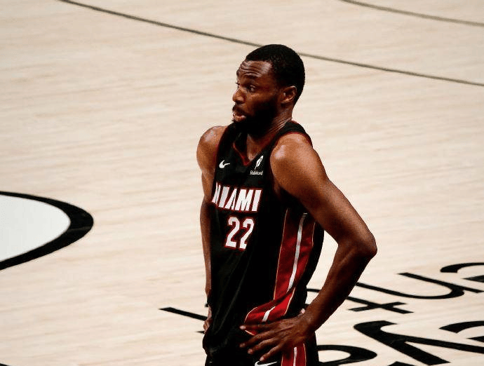 黄蜂绝杀时刻，状态爆棚点燃赛场，热火迎来胜利！