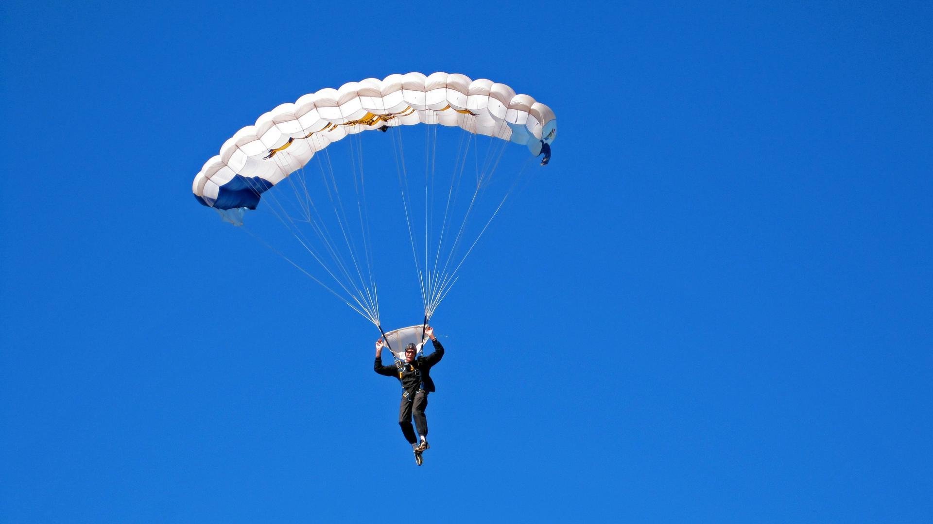 莱万多夫斯基连续七场比赛得分超过持续失利，西班牙队不断突破！全场沸腾不已